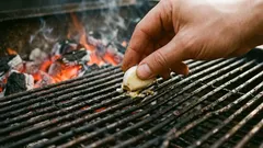 Warum du den heissen Grillrost kurz mit Knoblauch abreiben solltest