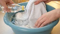  Abends weiche ich die Geschirrtücher und Küchenhandschuhe ein: Am nächsten Morgen sind sie makellos sauber, selbst die ältesten Fettflecken sind verschwunden.