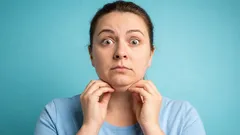 Bildet sich bei Ihnen in der nach hinten geneigten Haltung ein „Doppelkinn“? Beheben Sie diesen häufigen Fehler und schützen Sie Ihren Nacken.