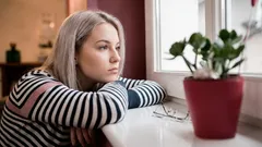 Anhand kleiner Gewohnheiten erkennt man, dass jemand einsam ist – auch wenn er es nicht sagt