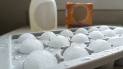 Gefrorene Kugeln aus Natron und Spülmittel sorgen für saubere Sanitäranlagen