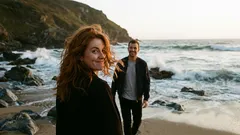 Wie Körpersprache und ein Lächeln Sie im Alltag sympathischer machen