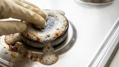 Wie man hartnäckige Fettflecken von den Herdplatten entfernt, ohne teure Mittel und ohne starke Gerüche.